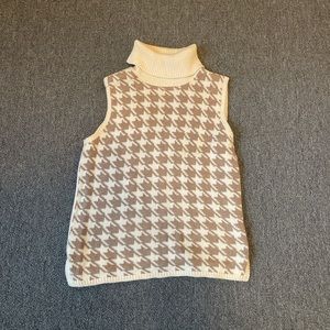 Vintage Womens Jean Pierre size small

Cowlneck Sleeveless Sweater